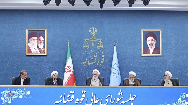 إيجئي: إيران تواجه الهيمنة الأمريكية.. والانقسام الداخلي يخدم الخصوم
