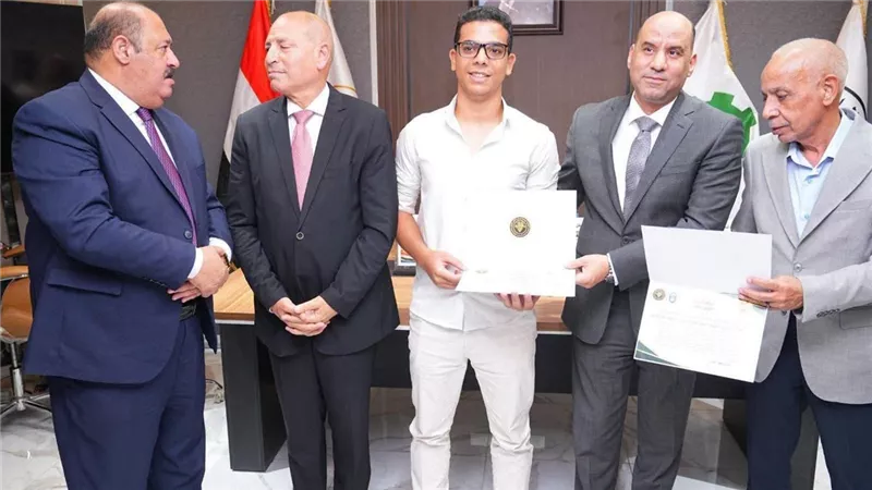 وزير العمل ومحافظ القاهرة يكرمان أوائل خريجي مركز المطرية للتدريب