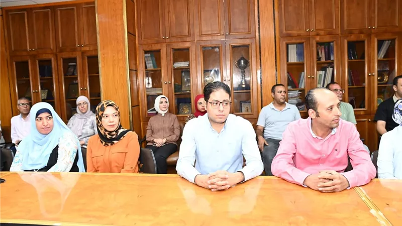 رئيس جامعة أسيوط يلتقي فريق عمل الإدارة العامة للعلاقات العامة والإعلام