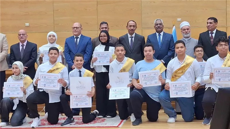 محافظ سوهاج يكرم 536 طالبًا وطالبة من أوائل الشهادات العامة والأزهرية 