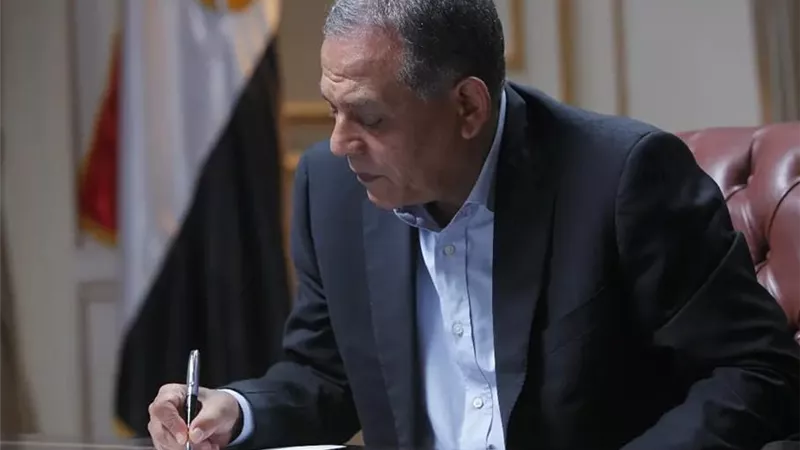 محمد أنور السادات: التعليم حق أصيل ومحو الأمية مدخل لتمكين المواطن