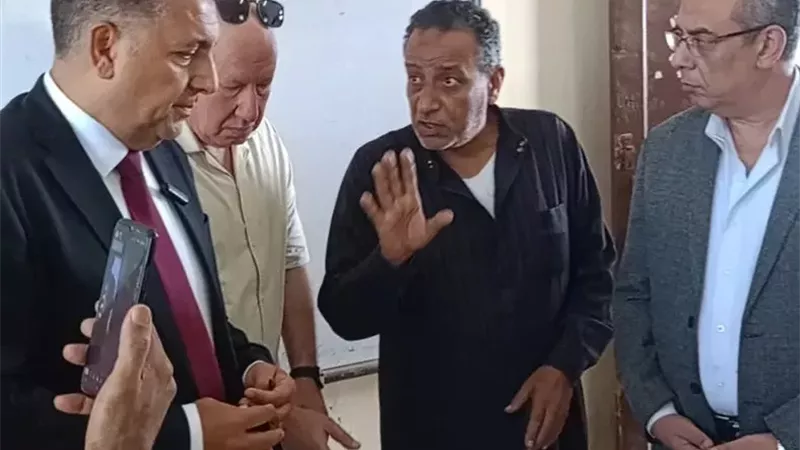 «الجلابية» تطيح بمدير ووكيل إدارة كفر شكر التعليمية