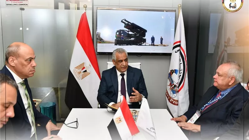 وزير الإنتاج الحربي يلتقي رئيس «تاليس» بمعرض العلمين