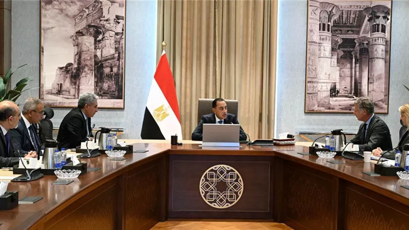 رئيس الوزراء يلتقي رئيس «أكور» لبحث التوسع في الاستثمارات الفندقية بالسوق 