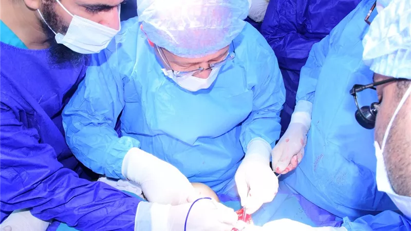 بعد 7 أشهر من الشلل.. رئيس جامعة سوهاج يجري جراحة ميكروسكوبية دقيقة لشاب 