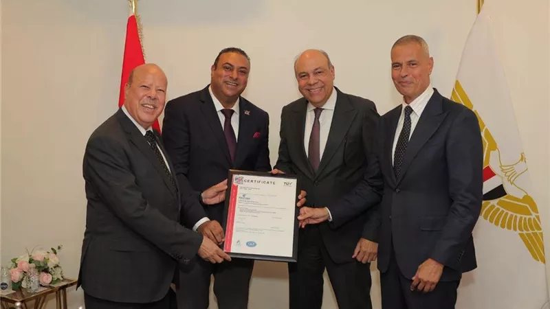 وزير الطيران يشهد حصول مصر للطيران للخدمات الأرضية على 3 اعتمادات دولية