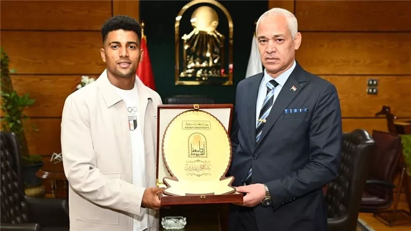 رئيس جامعة أسيوط يكرم بطل رفع الأثقال نور الدين زكي بعد إنجازه بإيطاليا