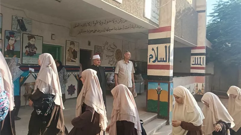 رئيس المنطقة الازهرية يشهد طابور الصباح ويحث الطلاب على الجد والاجتهاد