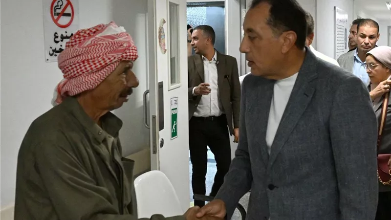 مدبولي يحاور المرضى وذويهم داخل مركز أورام كفر الشيخ.. ماذا قالوا له؟