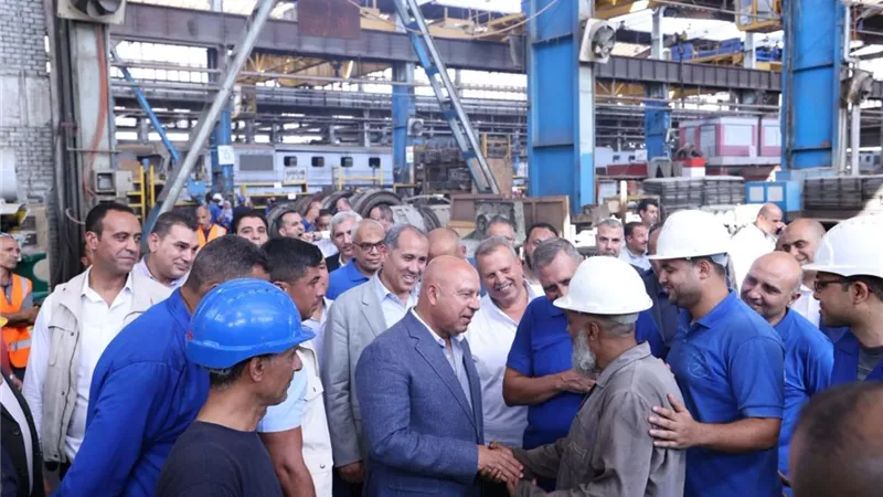 وزير النقل يتفقد ورش السكك الحديدية لمتابعة أعمال الصيانة والتأمين الفني