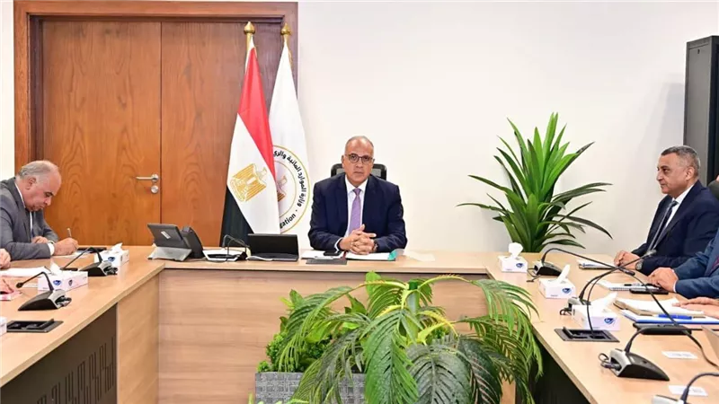 وزير الري يوجه باستخدام الأقمار الصناعية لمتابعة أعمال تطهير الترع