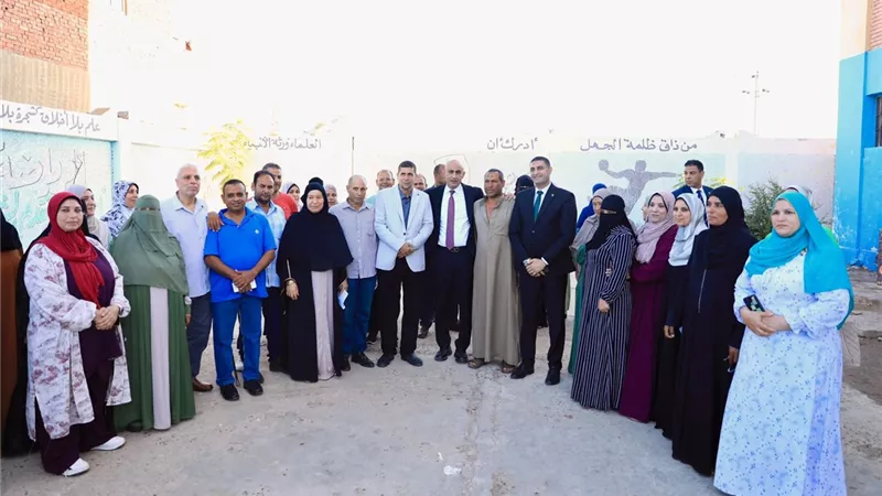 وزير التعليم يلتقي عامل نظافة في مدرسة حوين ويشيد بدوره في خدمة الطلاب
