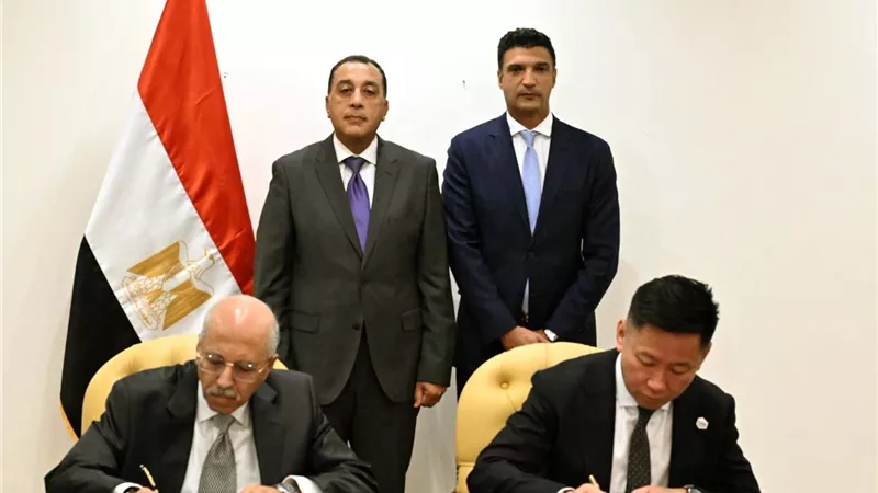 مدبولي يشهد مراسم توقيع عقد إنشاء مصنع لإنتاج البطاريات الكهربائية