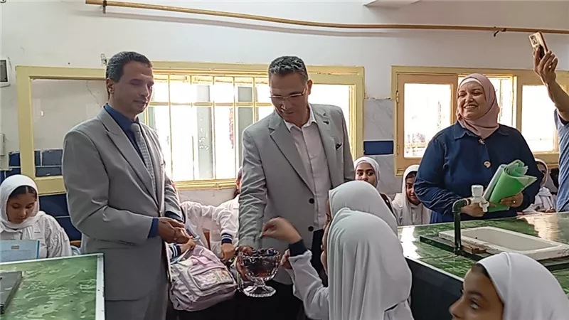 مدير تعليم كفرالشيخ يستقبل الأطفال بالورود والهدايا بأول يوم دراسة