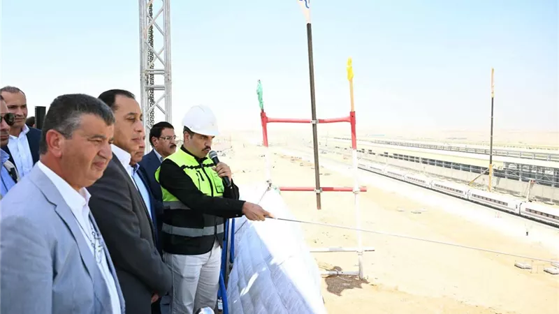 رئيس الوزراء يتفقد مشروع الخط الأول من القطار الكهربائي السريع 