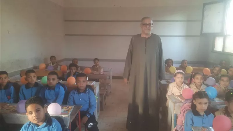 بالجلابية داخل الفصل.. مدير مدرسة يستقبل طلابه في أول أيام دراسة