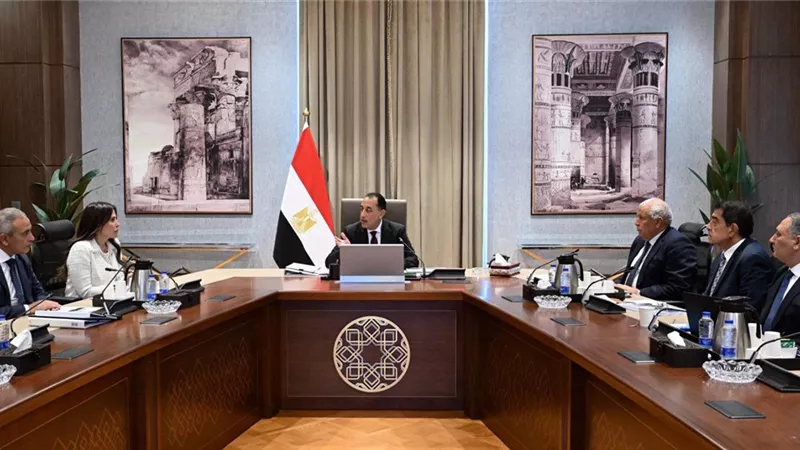 رئيس الوزراء يتابع ملفات عمل المركز الوطني لتخطيط استخدامات أراضي الدولة
