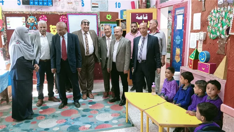 تعليم بأسيوط يتفقد انتظام الدراسة بمدارس ابنوب ويوزع الحلوى على الطلاب