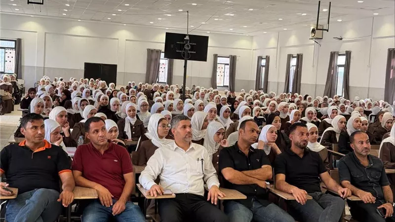  طلاب معاهد الأزهر يبدأون عامًا دراسيًا بين علمي مصر وفلسطين