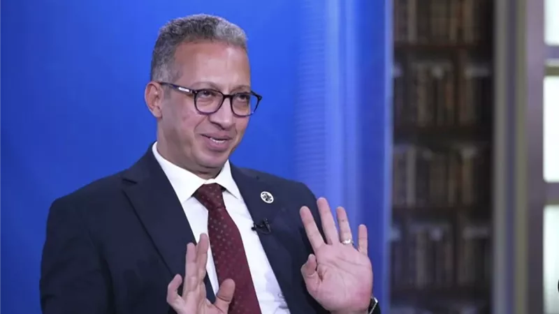 طارق العوضي بعد واقعة «فتاة البيرة»:نحتاج كاميرا داخل كل سيارة نقل ذكي