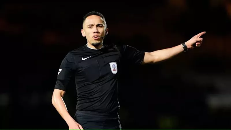 من هو حكم مباراة مانشستر سيتي ونوريتش في كأس الرابطة؟