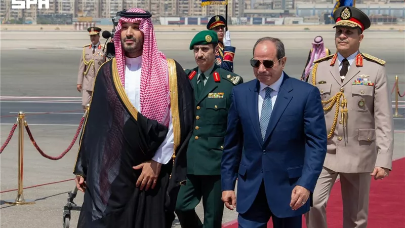لحظة استقبال الرئيس السيسي للأمير محمد بن سلمان ولي العهد السعودي بالقاهرة