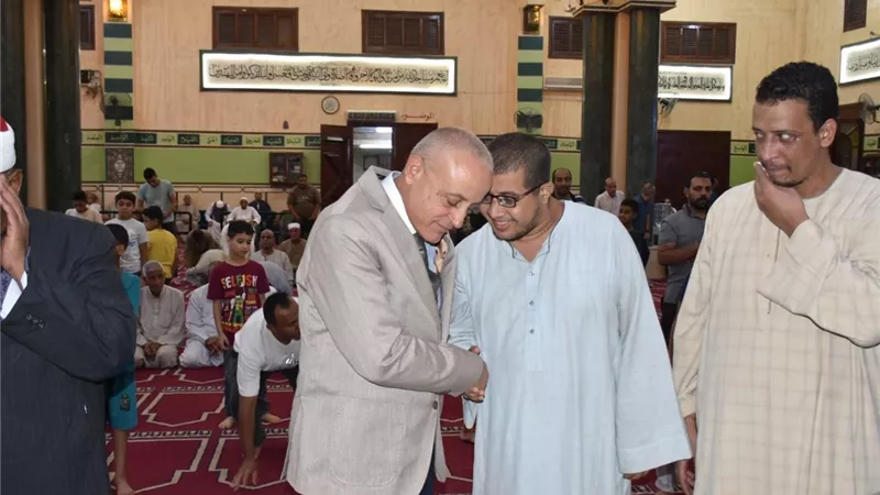 محافظ الأقصر يؤدي صلاة العشاء بالمسجد العتيق بالعوامية وسط أهالي المنطقة