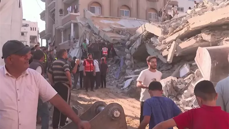 وفاة 12 فلسطينيا في انهيار عمارة سكنية في غزة و100 تحت الأنقاض