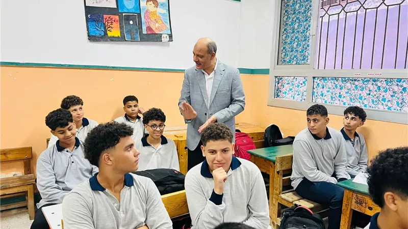 مدير تعليم الإسكندرية يتفقد المدارس.. متابعة الكثافات والجداول 