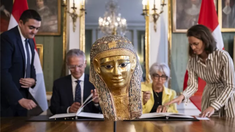 سويسرا تعيد لمصر قناعًا جنائزيًا من العصر البطلمي عمره أكثر من ألفي عام