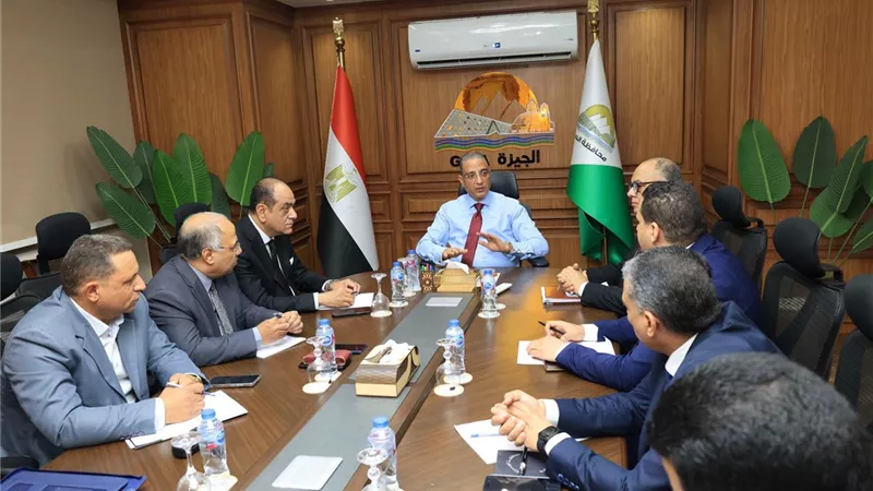 محافظ الجيزة يعقد لقاءً موسعًا لمتابعة انتظام الخدمات للمواطنين