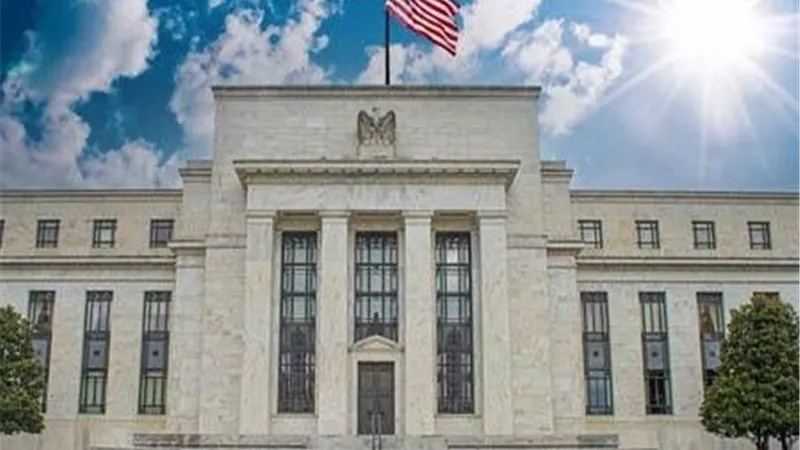 هل يرفع البنك المركزي سعر الفائدة بعد قرار الفيدرالي الأمريكي؟