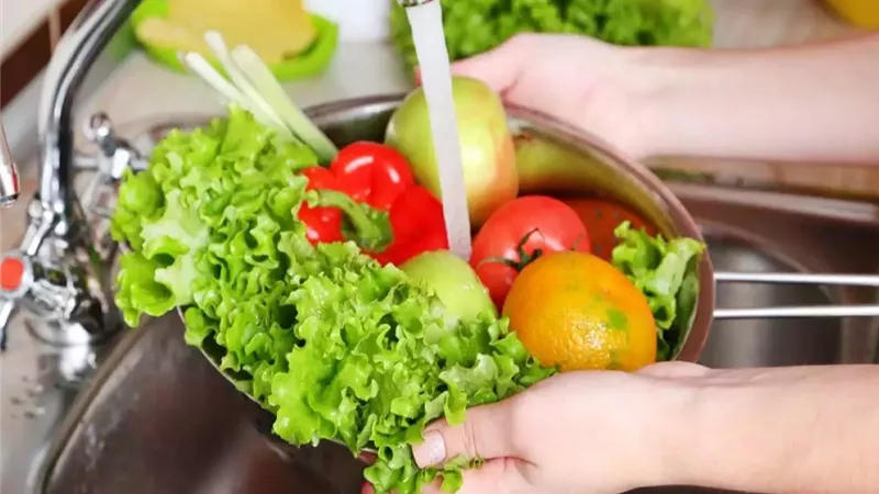 «الماء الجاري يكفي».. اعرف الطريقة الصحيحة لغسل الخضراوات والفاكهة