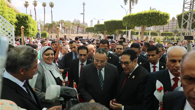 تحية العلم وحوار مع الطلاب|تفاصيل جولة وزير التعليم العالي  بجامعة القاهرة