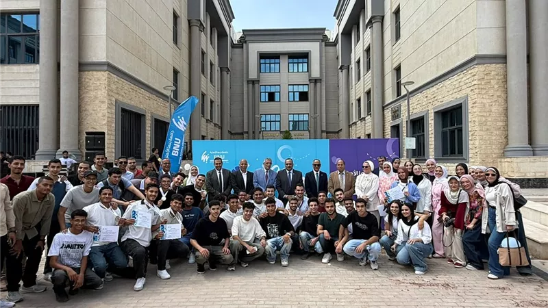 «صور واحتفالات وتكريم».. رئيس بنها الأهلية يبدأ العام الجامعي مع الطلاب