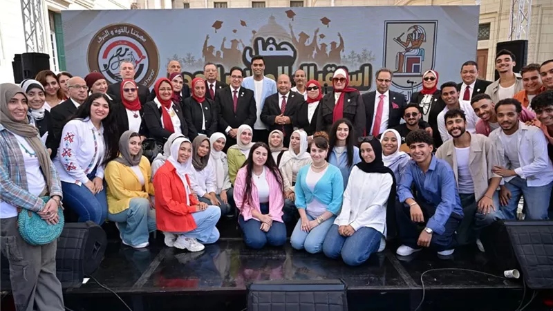 أجواء احتفالية بجامعة القاهرة مع انطلاق العام الدراسي الجديد