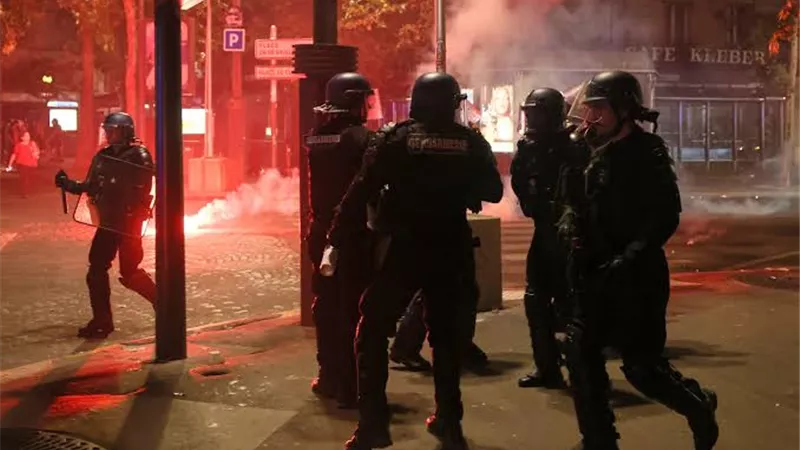 إصابة 8 عناصر من الشرطة الفرنسية خلال أعمال شغب