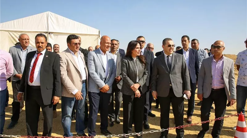 من جبل مخلفات إلى أرض للتنمية.. تسليم أول 10 أفدنة بالقاهرة الجديدة 