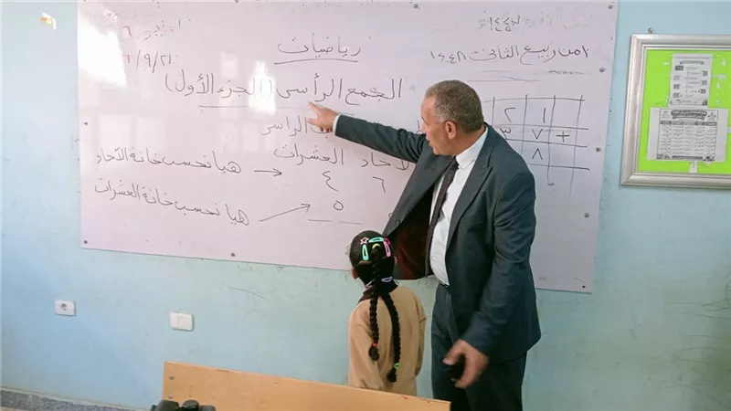 مدير تعليم أسيوط يتابع عدد من المدارس ويكرم مديرة مدرسة