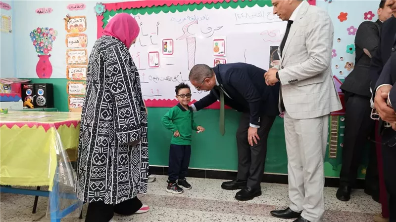 الأنصارى: يتفقد مدارس بولاق الدكرور ويوجه بتكثيف النظافة بمحيط المدارس