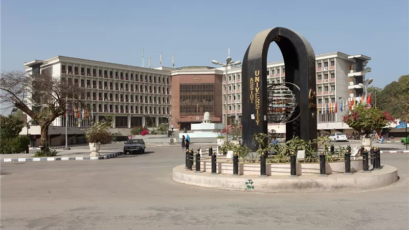 جامعة أسيوط تفتح آفاق التخصص الطبي بـ3 دبلومات مهنية في الجراحات الدقيقة