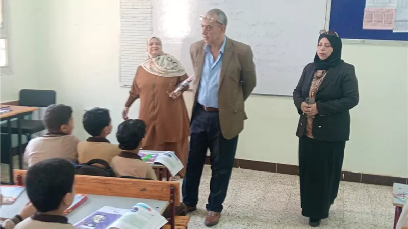 إحالة مدير مدرسة ومعلمين لتحقيق عاجل خلال جولة مفاجئة لمدير تعلم القليوبية