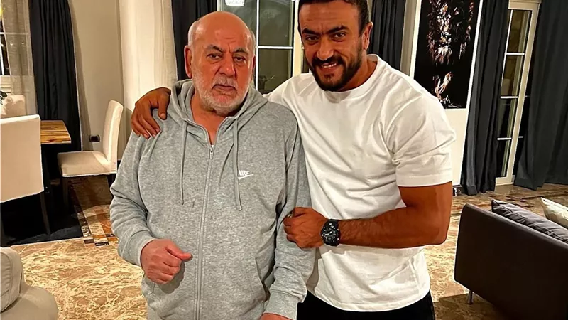 أحمد العوضي يطلب الدعاء لوالده بعد نقله إلى المستشفى: «وحش الوحوش»