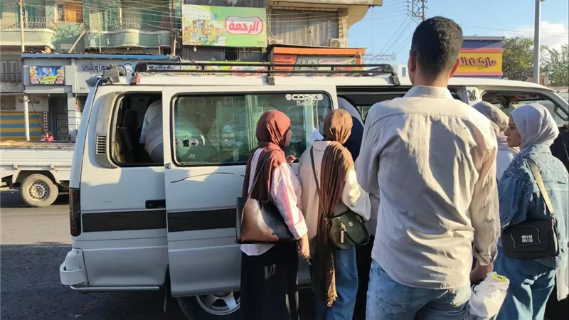 محافظ الإسماعيلية يطلق مبادرة لتوفير مواصلات آمنة ومخفضة لطلاب الجامعات