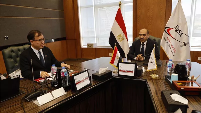 تعاون مصري صيني لتطوير الأقمار الصناعية والبنية التحتية الفضائية