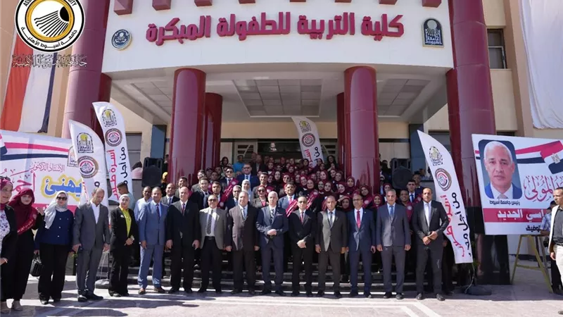  رئيس جامعة أسيوط الأهلية يشارك الطلاب تحية العلم ببداية أول يوم دراسة