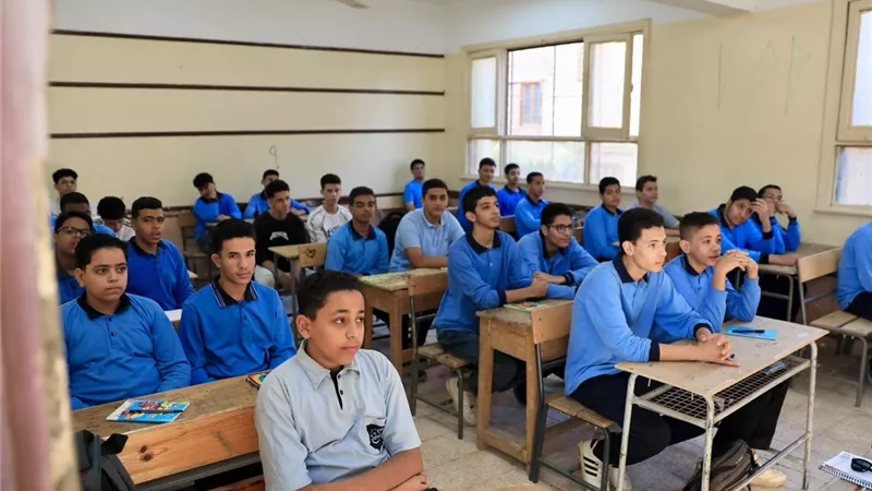 امتحانات في الموعد.. ومنهج لم يكتمل..وعجز المعلمين مستمر |خاص