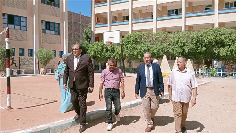 مدير تعليم أسيوط يتفقد 6 مدارس بأبنوب ويشارك الطلاب طابور الصباح