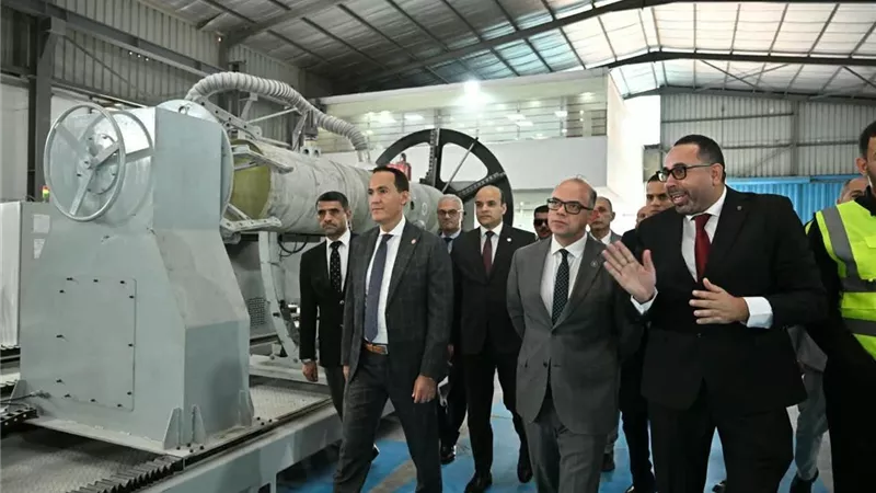وزير الاستثمار والتجارة الخارجية يتفقد مصنع «بيورلايف» بدمياط