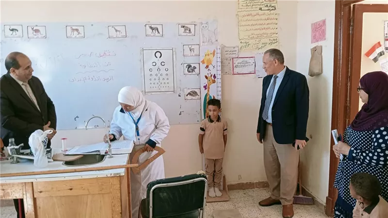 مدير تعليم أسيوط يتفقد الفحص الطبي الشامل للطلاب الجدد بمدارس أبنوب
